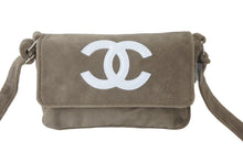 Load image into Gallery viewer, CHANEL シャネル ショルダーバッグ ココマーク パイル ベージュ シルバー金具 ノベルティー 美品 中古 60554