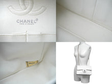 Load image into Gallery viewer, CHANEL シャネル チェーンショルダーバッグ Wフラップ マトラッセ 5番台 1998年 カーフ ホワイト シルバー金具 美品 中古 60597