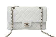 Load image into Gallery viewer, CHANEL シャネル チェーンショルダーバッグ Wフラップ マトラッセ 5番台 1998年 カーフ ホワイト シルバー金具 美品 中古 60597