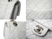 Load image into Gallery viewer, CHANEL シャネル チェーンショルダーバッグ Wフラップ マトラッセ 5番台 1998年 カーフ ホワイト シルバー金具 美品 中古 60597