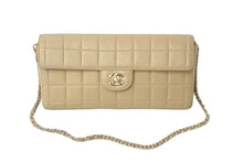Load image into Gallery viewer, CHANEL シャネル チョコバー チェーンショルダーバッグ ラムスキン 7番台 ベージュ ココマーク ゴールド金具 美品 中古 60670