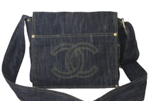 Load image into Gallery viewer, CHANEL シャネル ショルダーバッグ メッセンジャーバッグ A31987 10番台 2006 デニム インディゴ ゴールド金具 美品 中古 60701