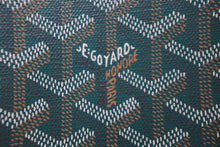 Load image into Gallery viewer, 極美品 GOYARD ゴヤール グルネル パスポート ケース グリーン PVC レザー ロゴ 手帳ケース ヘリンボーン 柄 中古 60867