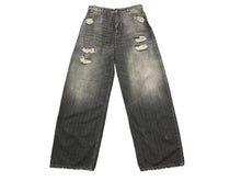 Load image into Gallery viewer, 新品未使用 BALENCIAGA バレンシアガ ラージバギー デストロイ ピンストライプ デニムパンツ サイズL 675218 TJW77 中古 60928