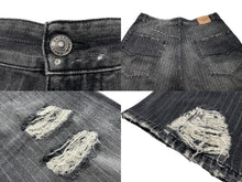 Load image into Gallery viewer, 新品未使用 BALENCIAGA バレンシアガ ラージバギー デストロイ ピンストライプ デニムパンツ サイズL 675218 TJW77 中古 60928