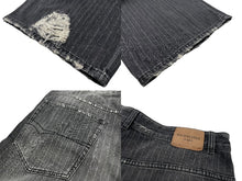 Load image into Gallery viewer, 新品未使用 BALENCIAGA バレンシアガ ラージバギー デストロイ ピンストライプ デニムパンツ サイズL 675218 TJW77 中古 60928