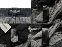 Load image into Gallery viewer, 新品未使用 BALENCIAGA バレンシアガ ラージバギー デストロイ ピンストライプ デニムパンツ サイズL 675218 TJW77 中古 60928