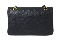 Load image into Gallery viewer, CHANEL シャネル チェーンショルダーバッグ Wフラップ マトラッセ25 ラムスキン 2番台 ブラック ゴールド金具 美品 中古 60958