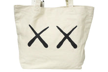 Load image into Gallery viewer, 新品未使用品 KAWS×UNIQLO カウズ×ユニクロ トートバッグ ピーナッツ 401707 シルバー金具 中古 60967