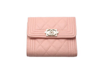 Load image into Gallery viewer, CHANEL シャネル ボーイシャネル 三つ折り財布 ピンク キャビアスキン 29番台 ココマーク ウォレット 小物 ロゴ 美品 中古 61025