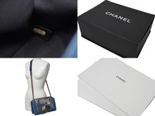 Load image into Gallery viewer, 極美品 CHANEL シャネル ボーイシャネル チェーンショルダーバッグ 20番台 デニムパッチワーク インディゴ ゴールド金具 中古 61081