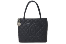 Load image into Gallery viewer, 極美品 CHANEL シャネル トートバッグ 復刻トート キャビアスキン A01804 6番台 2002年頃 ココマーク シルバープレート 中古 61104