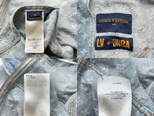 Load image into Gallery viewer, LOUIS VUITTON ルイヴィトン × NBA エヌビーエー コラボ ジップスルーフーディ ブルゾン ジャケット 46 1A8WTS 美品 中古 61161