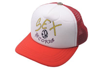 Load image into Gallery viewer, Chrome Hearts クロムハーツ Matty boy マッティボーイ SEX records メッシュキャップ レッド ホワイト 中古 61181