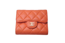 Load image into Gallery viewer, CHANEL シャネル 三つ折り財布 スモールウォレット マトラッセ ラムスキン 29番台 オレンジ ゴールド金具 美品 中古 61285