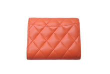 Load image into Gallery viewer, CHANEL シャネル 三つ折り財布 スモールウォレット マトラッセ ラムスキン 29番台 オレンジ ゴールド金具 美品 中古 61285