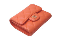 Load image into Gallery viewer, CHANEL シャネル 三つ折り財布 スモールウォレット マトラッセ ラムスキン 29番台 オレンジ ゴールド金具 美品 中古 61285
