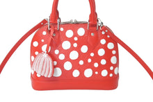 Load image into Gallery viewer, 極美品 LOUIS VUITTON ルイヴィトン 草間彌生 アルマBB ハンドバッグ 23SS M21698 ICチップ エピレザー レッド 中古 61320