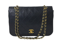 Load image into Gallery viewer, CHANEL シャネル マトラッセ チェーン ショルダーバッグ 初期モデル ０番台 ブラック ココマーク 斜め掛け ロゴ 美品 中古 61331